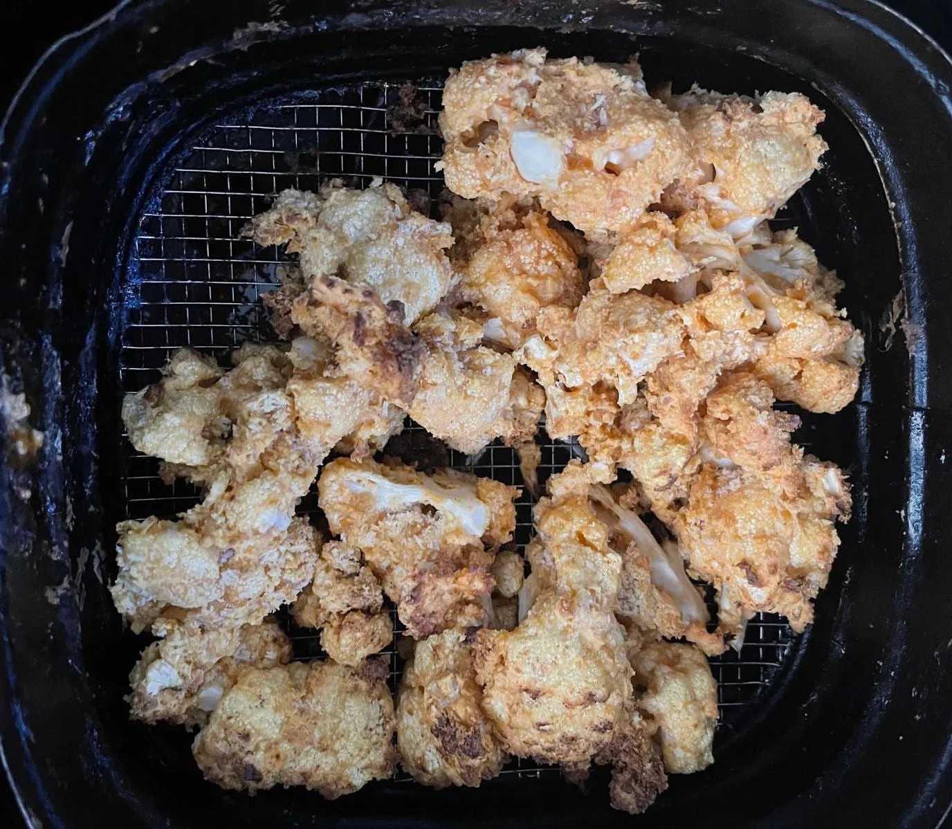 Step 5, photo 2: Place the cauliflower inside and air fry at 185°C for 9 minutes, shaking or tossing every 
